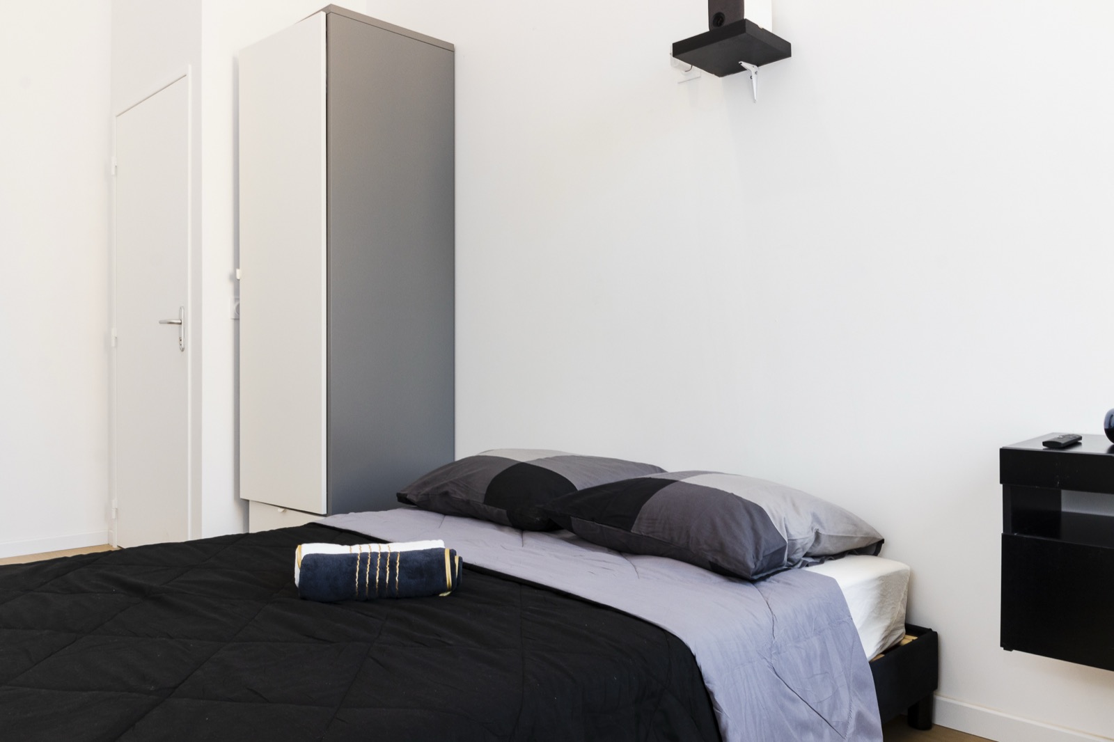Chambre meublée avec lit et armoire