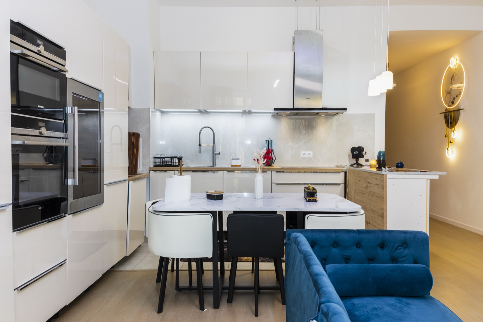 La cuisine ouverte et la grande table commune