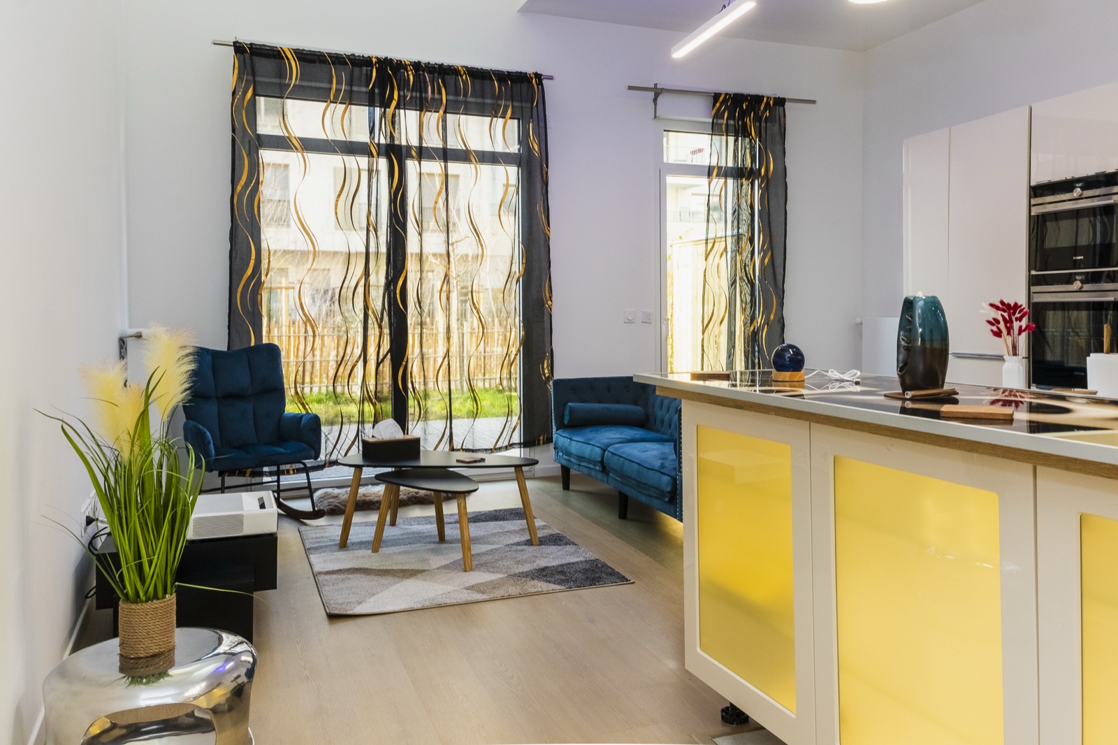 Le séjour lumineux du duplex, ouvert sur le jardin